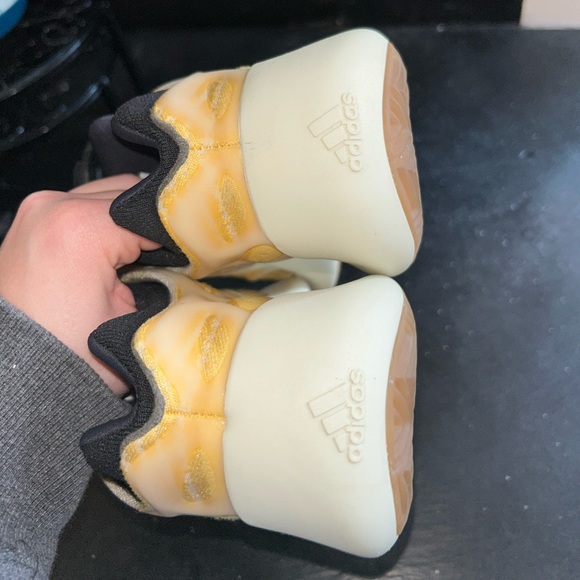 Adidas Yeezy 700 V3 - Picture 10 of 15
